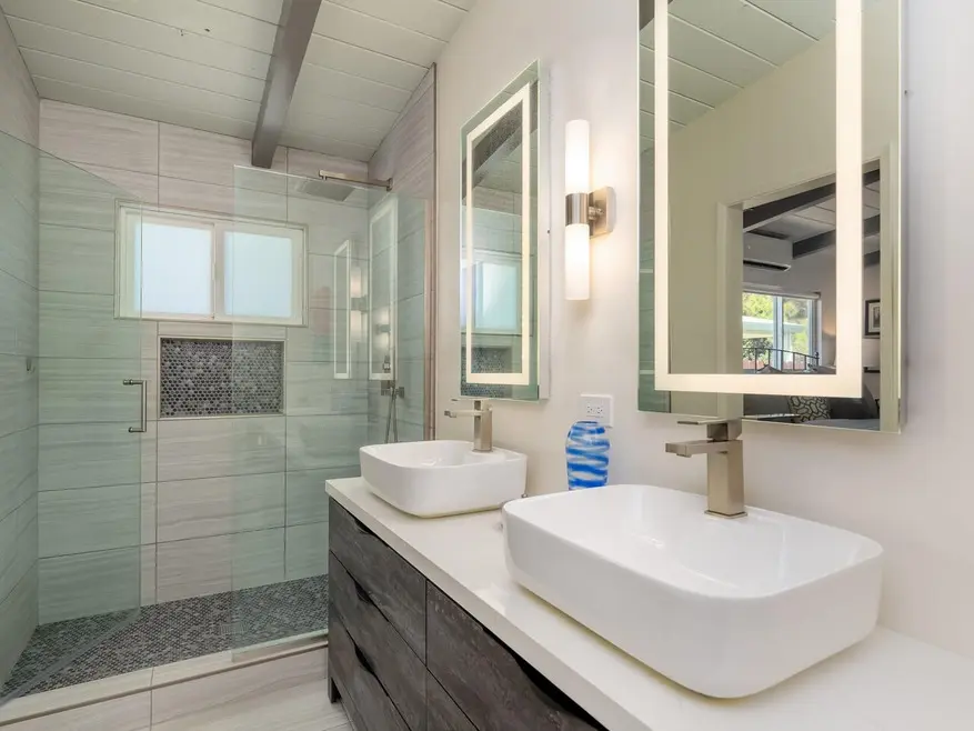 Lillian bathroom